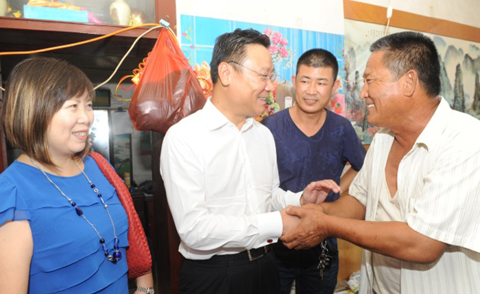 Jeff Zhu meets with patients