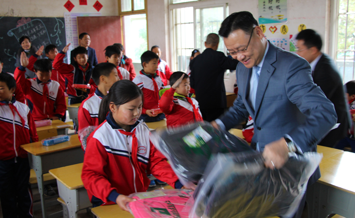 Jeff Zhu delivers schoolbags to students
